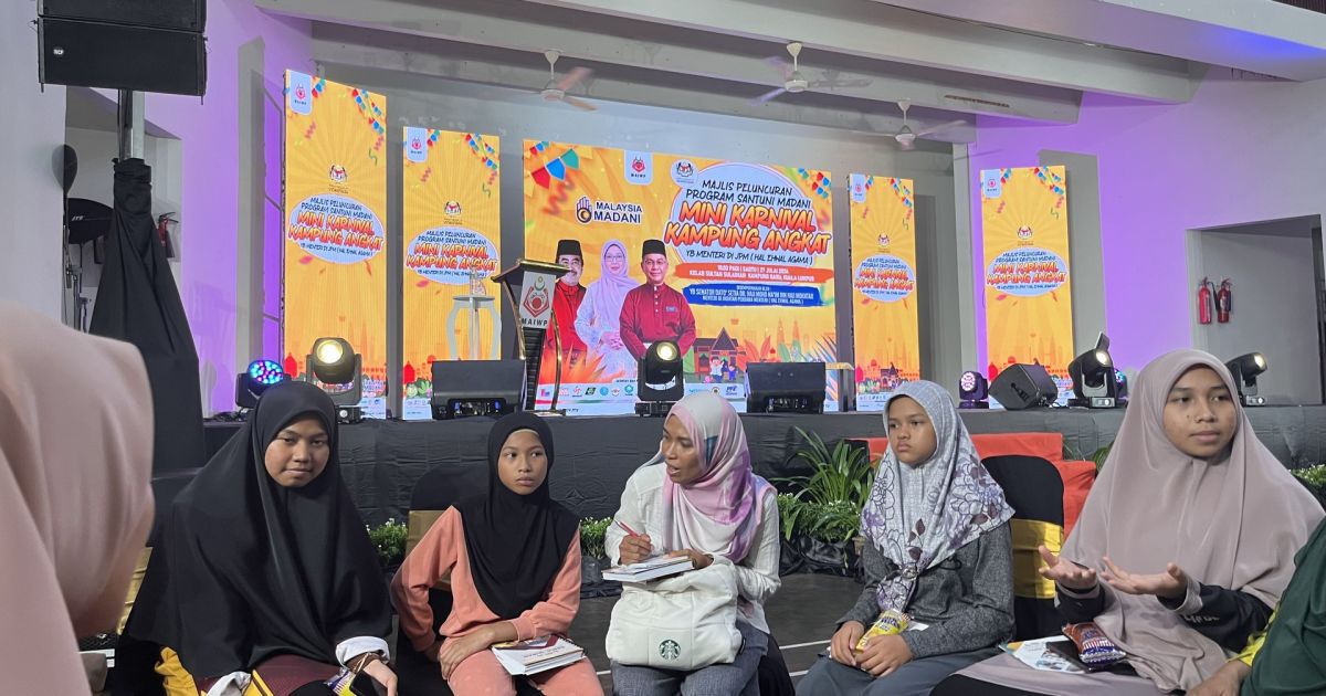 Pelajar DQ santuni penduduk Kg Baru melalui program khidmat masyarakat