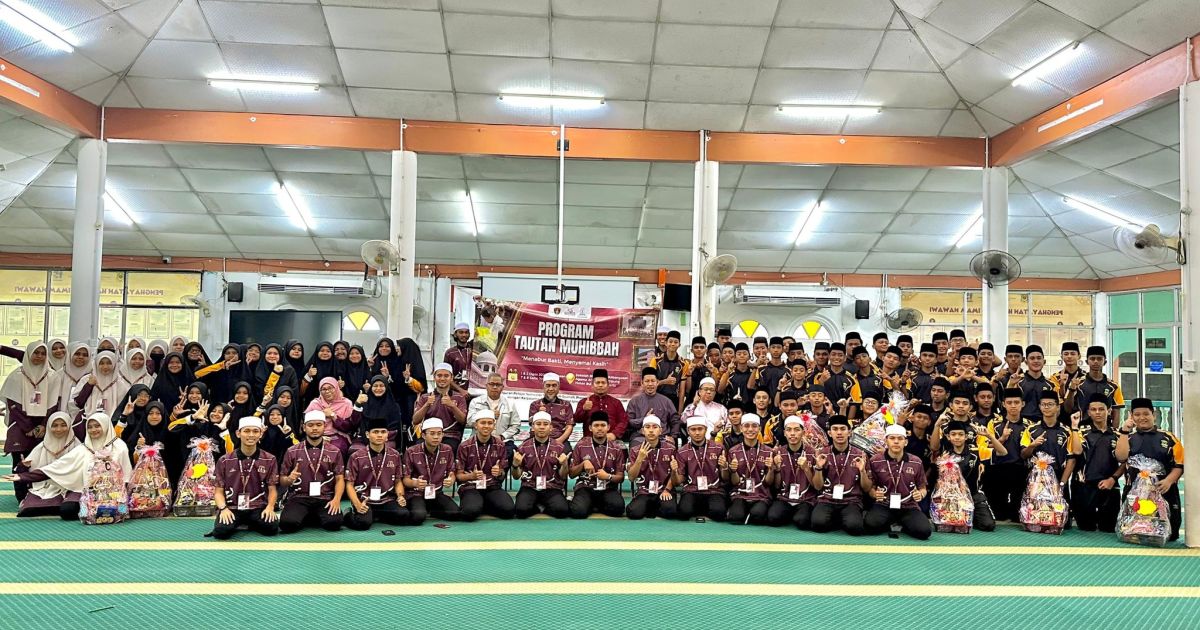 TAUTAN MUHIBBAH: PELAJAR DQ TURUN PADANG BERSAMA WARGA PERLIS