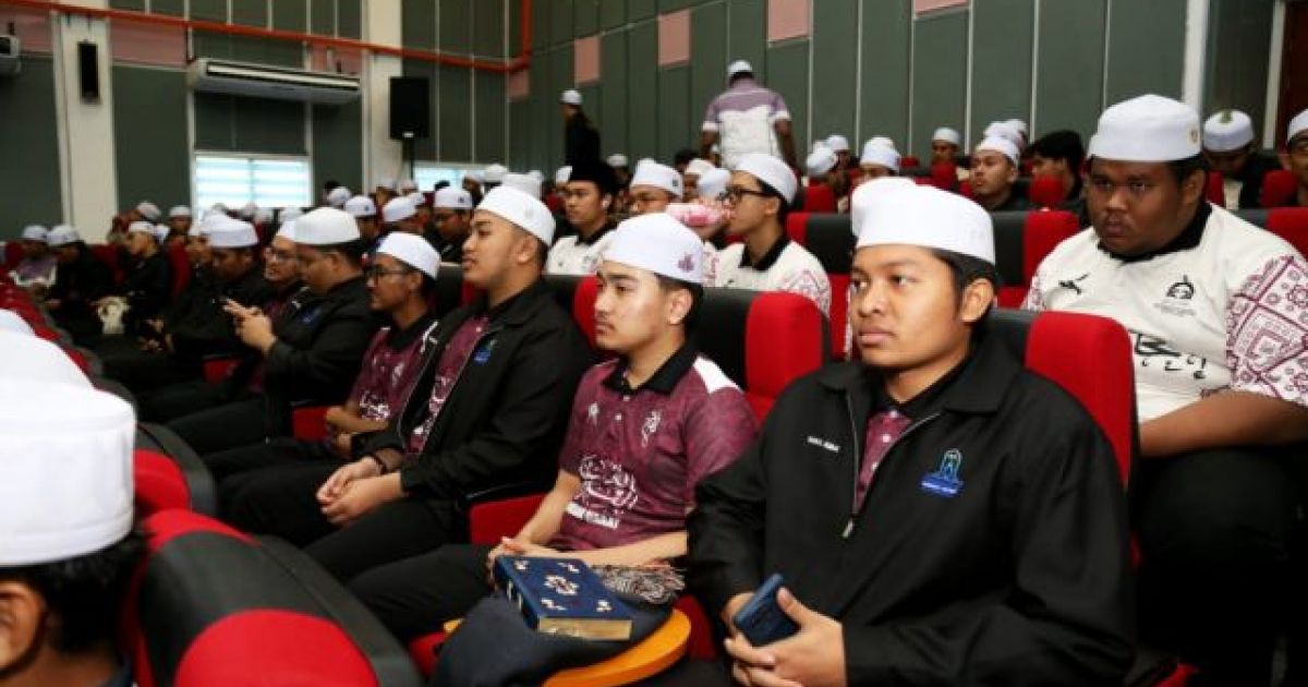 221 PELAJAR SEMESTER LIMA DIPLOMA DIRAIKAN DALAM MAJLIS PENGHARGAAN PROGRAM KHIDMAT MASYARAKAT TAHUN 2024