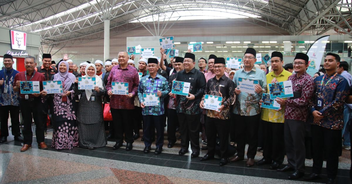MENTERI DI JABATAN PERDANA MENTERI (HAL EHWAL AGAMA) SAMBUT KEPULANGAN 29 PELAJAR DARUL QURAN USAI PROGRAM "AL-QURAN DI MANA-MANA"